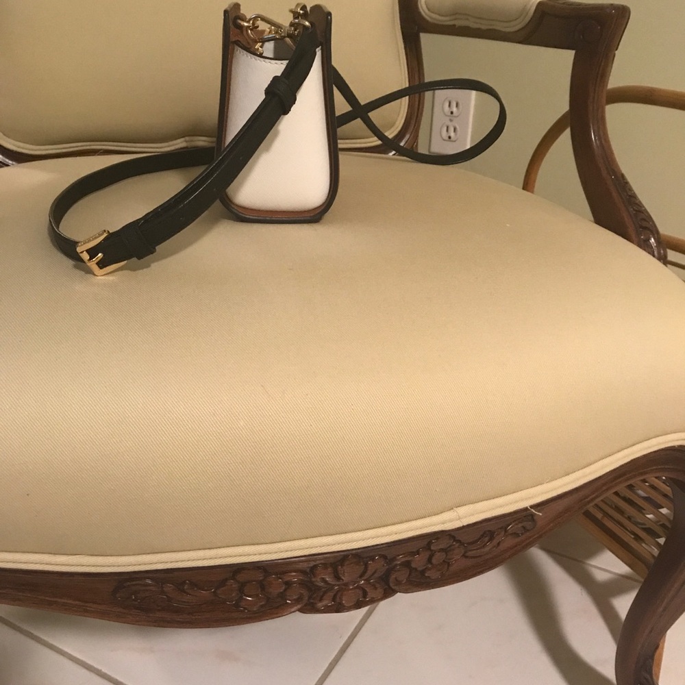 Auth. Michael Kors crossbody bag- like new& dust bag reduced - Picture 4 of 9